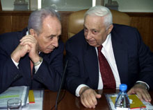 Le Parti travailliste de Shimon Peres et le Likoud d'Ariel Sharon sont à nouveau réunis pour un second gouvernement d'union nationale comme en 2001. 

		(Photo : AFP)