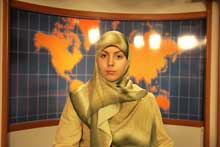 Eline Briant, la présentatrice française de la chaîne Al-Manar TV, vue ici en août 2004 dans les locaux beyrouthins de la télé du Hezbollah. 

		(Photo: AFP)