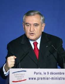 La lutte contre la vie chère, l’éducation et la réforme des 35 heures sont les priorités du gouvernement de Jean-Pierre Raffarin pour l'année 2005. 

		(Photo : AFP)