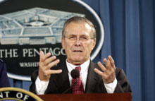 Le secrétaire américain à la Défense, Donald Rumsfeld commente devant les journalistes l'attentat de la base américaine de Mossoul. 

		(Photo : AFP)
