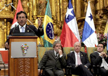 Le président du Pérou, Alejandro Toledo ( au premier plan), hôte de ce troisième sommet de l’Amérique du Sud où sont représentés 12 pays de la région. 

		(Photo : AFP)