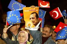 <EM>« La Turquie est fière de toi », </EM>ont lancé les supporters au Premier ministre Recep Tayyip Erdogan, à son retrour de Bruxelles.(Photo : AFP)