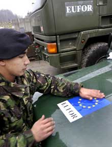 La force de paix de l'Union européenne (Eufor) prend le relais de l'OTAN en Bosnie-Herzégovine. 

		(Photo : AFP)