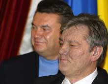 Le Premier ministre pro-russe sortant, Viktor Ianoukovitch et son rival élu, le pro-européen Viktor Iouchtchenko (premier plan). 

		(Photo: AFP)
