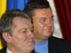 Le Premier ministre pro-russe sortant, Viktor Ianoukovitch et son rival , le pro-européen Viktor Iouchtchenko (premier plan).(Photo: AFP)
