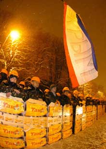 C’est d’abord pour faire chuter Slobodan Milosévic, en octobre 2000 qu'une « recette » de la révolution non violente a été mise au point. Le pacifisme fait la force du mouvement.
 

		(Photo : AFP)