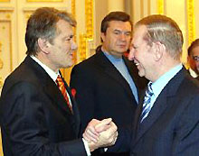 Le président Koutchma rencontre  l'opposant Iouchtchenko sous les yeux de Ianoukovitch. L'organisation d'un nouveau second tour est un succès pour l’opposition.  

		(Photo: AFP)
