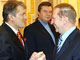 Le président Koutchma serre la main de l'opposant Viktor Iouchtchenko sous les yeux du Premier ministre Viktor Ianoukovitch. 

		(Photo: AFP)