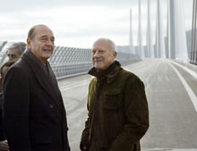 Jacques Chirac, ici avec l'architecte Lord Foster,&nbsp;a salué lors de l'inauguration du viaduc Millau le 14 décembre 2004 «<EM>les prouesses</EM>» réalisées pour la construction de cet ouvrage «<EM>exceptionnel</EM>» qui symbolise «<EM>une France moderne et conquérante</EM>». 

		(Photo: AFP)
