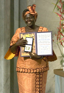 La Kenyane Wangari Maathai a reçu à Oslo le prix Nobel de la paix. 

		(Photo : AFP)