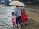 Les pluies incessantes rendent la vie quotidienne encore plus difficile dans les camps montés par les organisations humanitaires comme celui de la Croix rouge française à Sigli.(Photo : Jean-Luc Luyssens)