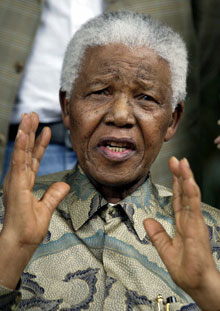Nelson Mandela annonce le décès par le sida de son fils aîné Makegatho Mandela.(Photo : AFP)