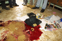 Janvier 2001, après un massacre dans le village Chlef.(Photo : AFP)