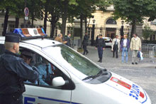 Depuis le 11 septembre 2001, les abords de l’ambassade des Etats-Unis à Paris sont très surveillés. Djamel Beghal vient de confirmer qu’elle devait être l’objet d’un attentat.(Photo : AFP)