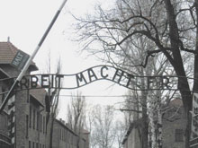 Le portail d'entrée du camp d''Auschwitz-Birkenau avec la mention : «Arbeit Macht Frei» (le travail rend libre).(Photo : Franck Alexandre/RFI)