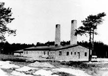 La chambre à gaz et le crématorium du camp d’Auschwitz.(Photo prise par un photographe SS en 1943)