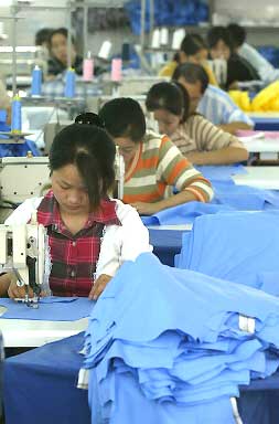 Entreprise textile dans la zone économique spéciale de Shenzhen. D'après l'OMC, la part des vêtement chinois aux Etats-Unis devrait monter à 50% après la fin des quotas.(Photo: AFP)