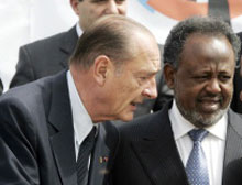Le président français Jacques Chirac et son homologue djiboutien Ismaël Omar Guelleh au sommet de la Francophonie, le 26 novembre 2004.(Photo: AFP)