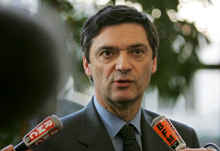 Patrick Devedjian, le ministre délégué à l'Industrie a demandé «<EM>plus de contreparties</EM>» à France Télécom comme notamment une baisse du prix du dégroupage total.(Photo : AFP)