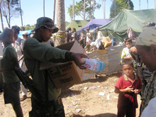 Distribution de nourriture sur la plage de Calang, assurée par les militaires indonésiens présents en nombre.(Photo : Manu Pochez/RFI)