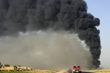 La ville de Kirkouk est recouverte d'un «voile noir» après l'explosion d'un oléoduc attaqué par des insurgés.(Photo: AFP)