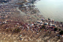 La ville de Meulaboh (nord de Sumatra) a été totalement recouverte par le tsunami.(Photo: AFP)