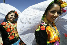 Deux Mexicaines en costume traditionnel de l’Etat de Oaxaca lors d’une fête à Los Angeles. Environ 10 millions de Mexicains résident aux Etats-Unis et réclament le droit de voter dans leur pays d’origine.(Photo : AFP)