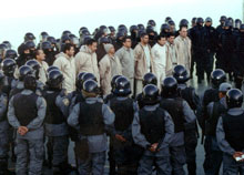 Les narcotrafiquants entourés des forces de l'ordre à la prison de La Palma.(Photo : AFP)