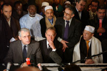 Benoît Aubenas (gauche), le père de Florence Aubenas, s'exprime en compagnie du recteur de la Mosquée de Paris, Dalil Boubakeur (droite) et du marie de Paris, Bertrand Delanoë (au centre).(Photo : AFP)