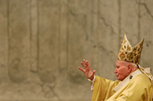 Le pape Jean-paul II, dans la basilique Saint-Pierre (Vatican), le 1er janvier 2005.(Photo: AFP)
