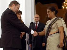 Le ministre norvégien des Affaires étrangères Jan Petersen à son arrivée vendredi à Colombo a été reçu le jour même par la présidente sri-lankaise Chandrika Kumaratunga.(Photo : AFP)