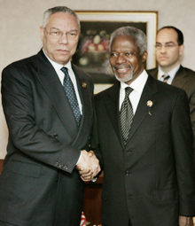 Le secrétaire général des Nations unies Kofi Annan (D)&nbsp;et Colin Powell, le secrétaire d’Etat américain (G)&nbsp;lors du sommet de Djakarta. L’ensemble des bailleurs de fonds ont&nbsp;reconnu le&nbsp;rôle incontournable de l’Onu en tant que coordinateur de l’aide aux pays victimes des tsunamis. (Photo : AFP)