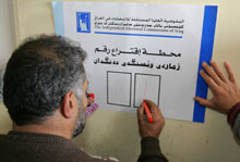 Ultimes préparatifs d'avant-vote dans un bureau électoral du centre de Bagdad.(Photo: AFP)