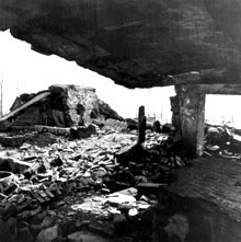 Ruine d’une chambre à gaz et d’un crématorium d'Auschwitz.<BR>La plupart des installations avaient été détruites par les SS avant leur départ.(Photographe inconnu, 1945)