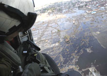 Le deuxième classe Timothy Sullivan contemple les destructions subies par Banda Aceh depuis son SH-60F <i>Seahawk</i> de l'USS <i>Lincoln</i>.(Photo: AFP)