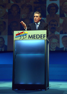 Ernest-Antoine Seillière qui présidait pour la septième et dernière fois l'assemblée générale annuelle du MEDEF a dénoncé les grèves en cours tout en insistant sur l'instauration d'un service minimum dans les services publics.(Photo : AFP)