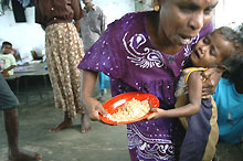 Au Sri Lanka, dans le village de Vinayaga Moothy Kanagarayjah, cette femme vient de recevoir son maigre repas.(Photo: AFP)