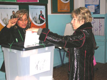 Yusun Atici vote dans un bureau installé dans le quartier de Fatih, sur la rive européenne d'Istanbul.(Photo: Jérôme Bastion/RFI)