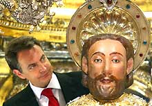 Le Premier ministre espagnol José Luis Rodriguez Zapatero contemple la statue de saint Jacques à St-Jacques-de-Compostelle, le 25 juillet 2004.(Photo: AFP)