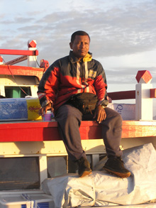 Yusuf, professeur d'anglais et interprète, sur le bateau vers Calang.(Photo : Manu Pochez/RFI)