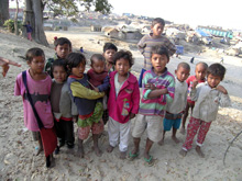 Des enfants des bidonvilles, dont l'éducation est parfois prise en charge par les moines bouddhistes.(Photo : Juliette Robert/RFI)