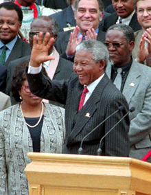 Nelson Mandela en 1996 après l'adoption de la nouvelle constitution sud-africaine.(Photo : AFP)