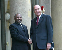 Le président de la République Jacques Chirac&nbsp;accueille Assoumani Azali, le&nbsp;président de l'Union des Comores à&nbsp;l'Elysée.(Photo : C. Stéfan/MAE)