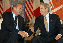 Jacques Chirac et George W. Bush ont tenté de remettre les relations franco-américaines au beau fixe.(Photo: AFP)
