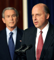 John Negroponte (D), actuel ambassadeur des États-Unis en Irak, a été nommé à la tête de l'ensemble des services de renseignements américains par George Bush.(Photo : AFP)