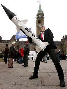 Manifestation anti-Bush à Ottawa. Selon un sondage, près de 54% des Canadiens sont&nbsp;opposés au&nbsp;bouclier défensif américain.(Photo: AFP)