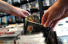 Le marché du disque en France a enregistré en 2003 et 2004 des chutes de ventes de 15%.(Photo : AFP)