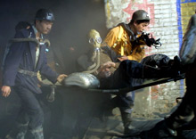 Plus de 6 000 personnes décèdent chaque année dans les mines chinoises. En novembre 2004, (photo) 166 mineurs ont trouvé la mort dans la province du Shaanxi. La catastrophe de la mine de Fuxin, le lundi 14 février, a laissé plus de 200 tués.(Photo : AFP)