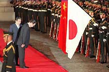 Visite officielle chinoise au Japon en 1997. Aujourd'hui, le moindre accrochage avec le Japon réveille le nationalisme chinois.(Photo: AFP)