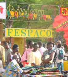 Devant le siège du Fespaco en 2003.(Photo: RFI)